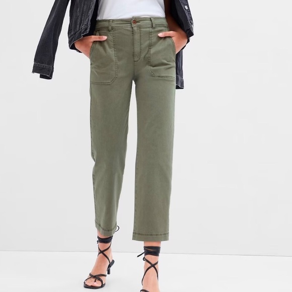 NWT GAP UTILITY POCKET KHAKI GIRLFRIEND FIT PANTS - SLIM HIPS TAPERED LEG - Picture 3 of 15